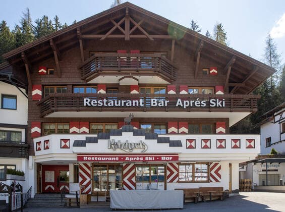 Ischgl 23.04.2020, Ischgl, AUT, Coronaviruskrise, das taegliche Leben in Ischgl. Seit Mitternacht gehoert die Quarantaene, die ueber das Tiroler Paznauntal sowie ueber die Gemeinden St. Anton am Arlberg und Soelden verhaengt war, der Vergangenheit an. Grundlage fuer die Entscheidung war die geringe Zahl an Neuinfektionen in den vergangenen Tagen. im Bild Situation in Ischgl, Kitzloch, Restaurant, Apres Ski Bar Kitzloch, Restaurant, Apres Ski Bar, the Daily Life during the Coronavirus Pandemie in Ischgl. Since midnight, the quarantine that was imposed on the Tyrolean Paznaun Valley and the communities of St. Anton am Arlberg and Soelden has been a thing of the past. The decision was based on the low number of new infections in the past few days. Austria on 2020 04 23.