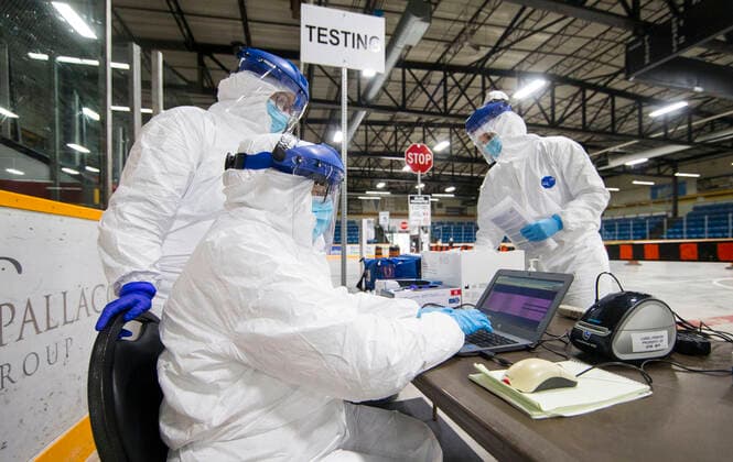 Coronavirus in Kanada, Testeinrichtung in Hamilton (200423) -- HAMILTON (CANADA), April 23, 2020 -- A medical worker inputs testing information at a drive-thru COVID-19 testing center in Hamilton, Ontario, Canada, on April 23, 2020. Canadian Prime Minister Justin Trudeau announced on Thursday to allot additional 1.1 billion Canadian dollars (about 782 million U.S. dollars) for national medical research against the COVID-19. As of Thursday afternoon, there were more than 41,752 confirmed COVID-19 cases across the country and 2,141 deaths. (Photo by Xinhua) CANADA-ONTARIO-HAMILTON-COVID-19-DRIVE-THRU TESTING CENTER ZouxZheng