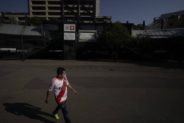 (200424) -- MEXICO CITY, April 24, 2020 (Xinhua) -- A man wearing a protective mask walks past a bus station in Mexico City, Mexico, April 23, 2020. As of April 23, the total number of confirmed COVID-19 cases in Mexico has reached 11,633, with a cumulative number of deaths at 1,069, the Mexico s Health Ministry announced on Thursday. (Xinhua) MEXICO-MEXICO CITY-COVID-19