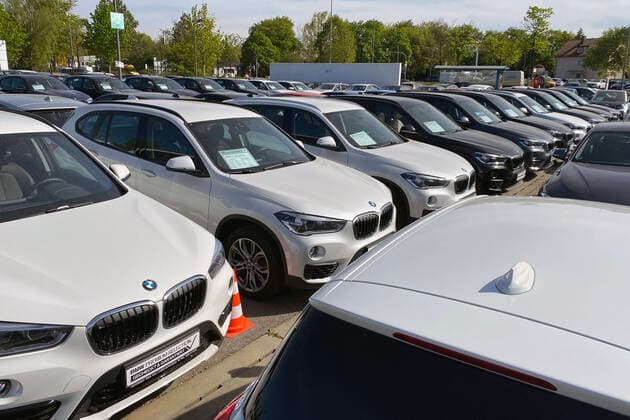 BMW Autohaus . BMW Automobile stehen auf Halde und warten auf Abnehmer. Wegen der Coronakrise bricht der Autoabsatz weltweit ein. Automobile,Export,Exporte, Gebrauchtwagenzentrum, gebrauchte ,neuwertige Autos,Gebrauchtwagen, Autokauf,kaufen,,Autohaus,Autos , Angebot,PKW,Ueberangebot, Junge Gebrauchte.Auto.