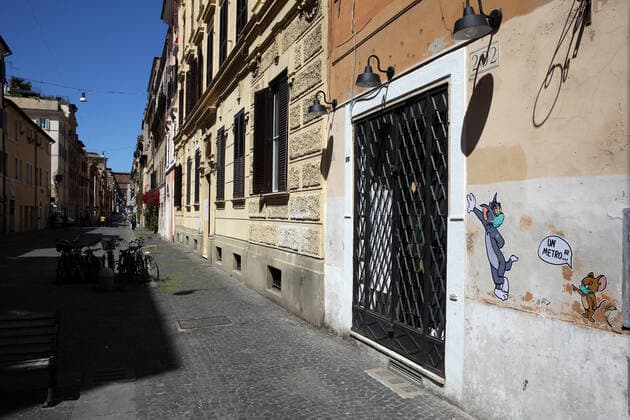 Mauro Pallotta, aka Maupal, created a new mural in Borgo Pio, a few meters from the Vatican and St. Peter s square. The work depicts the characters of the cartoon Tom & Jerry. Both Tom, the cat, and Jerry, the mouse, wear a mask. Jerry, who is usually chased by Tom, scolds the other and tells him to respect the safety distance, one meter (Alberto Lo Bianco Fotogramma, Rome - 2020-04-30) p.s. la foto e utilizzabile nel rispetto del contesto in cui e stata scattata, e senza intento diffamatorio del decoro delle persone rappresentate Copyright: xAlbertoxLoxBiancox xFOTOGRAMMAx