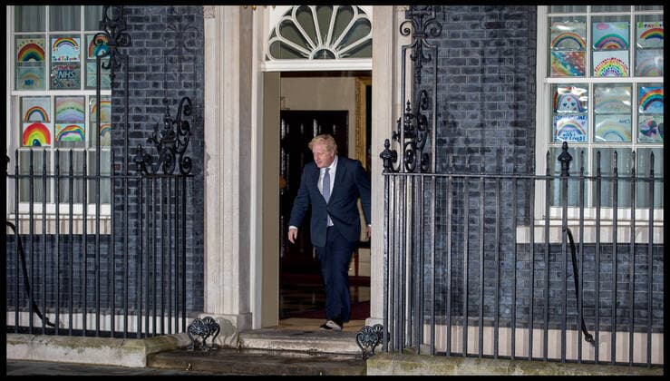Coronavirus in Großbritannien, Boris Johnson applaudiert Pfelegekräften vor Downing Street 10 . 30 04 2020. London, United Kingdom. Clap For our Carers. PM Boris Johnson joins Clap For our Carers to thank NHS and social care workers who are on the frontline of the coronavirus battle. xMartynxWheatleyx xi-Imagesx IIM-21077-0004