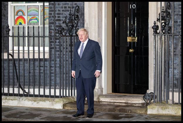 Coronavirus in Großbritannien, Boris Johnson applaudiert Pfelegekräften vor Downing Street 10 . 30 04 2020. London, United Kingdom. Clap For our Carers. PM Boris Johnson joins Clap For our Carers to thank NHS and social care workers who are on the frontline of the coronavirus battle. xMartynxWheatleyx xi-Imagesx IIM-21077-0006