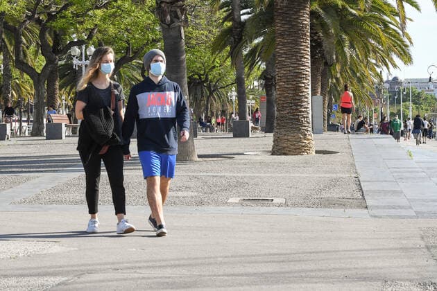 NEWS : Covid 19 Coronavirus en Espagne - Barcelone - 02 05 2020 Des sportifs et des seniors descendent dans la rue pour la premiere fois apres 48 jours de confinement NEWS : Covid 19 Coronavirus en Espagne - Barcelone - 02 05 2020 PacoLargo Panoramic