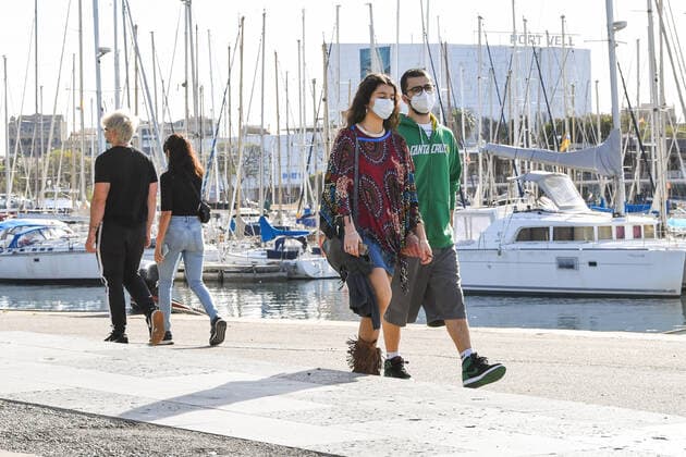NEWS : Covid 19 Coronavirus en Espagne - Barcelone - 02 05 2020 Des sportifs et des seniors descendent dans la rue pour la premiere fois apres 48 jours de confinement NEWS : Covid 19 Coronavirus en Espagne - Barcelone - 02 05 2020 PacoLargo Panoramic