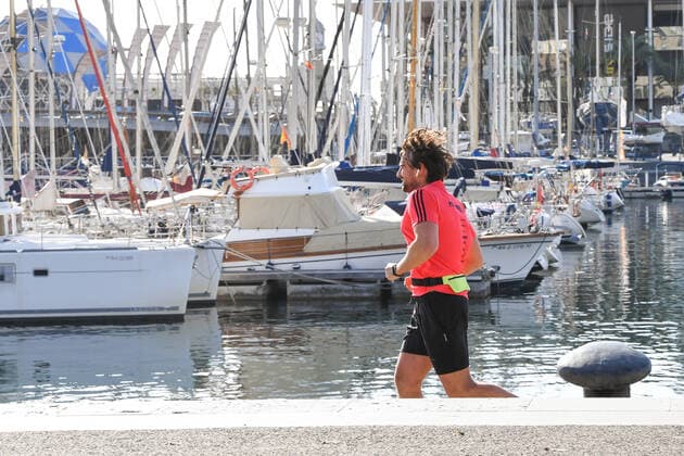 NEWS : Covid 19 Coronavirus en Espagne - Barcelone - 02 05 2020 Des sportifs et des seniors descendent dans la rue pour la premiere fois apres 48 jours de confinement NEWS : Covid 19 Coronavirus en Espagne - Barcelone - 02 05 2020 PacoLargo Panoramic