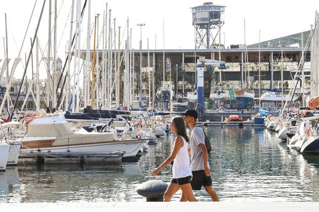 NEWS : Covid 19 Coronavirus en Espagne - Barcelone - 02 05 2020 Des sportifs et des seniors descendent dans la rue pour la premiere fois apres 48 jours de confinement NEWS : Covid 19 Coronavirus en Espagne - Barcelone - 02 05 2020 PacoLargo Panoramic