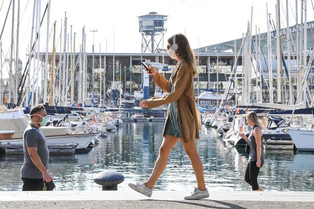 NEWS : Covid 19 Coronavirus en Espagne - Barcelone - 02 05 2020 Des sportifs et des seniors descendent dans la rue pour la premiere fois apres 48 jours de confinement NEWS : Covid 19 Coronavirus en Espagne - Barcelone - 02 05 2020 PacoLargo Panoramic
