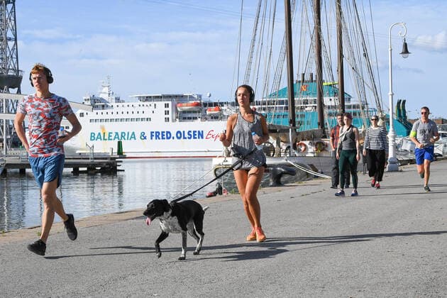 NEWS : Covid 19 Coronavirus en Espagne - Barcelone - 02 05 2020 Des sportifs et des seniors descendent dans la rue pour la premiere fois apres 48 jours de confinement NEWS : Covid 19 Coronavirus en Espagne - Barcelone - 02 05 2020 PacoLargo Panoramic