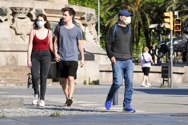 NEWS : Covid 19 Coronavirus en Espagne - Barcelone - 02 05 2020 Des sportifs et des seniors descendent dans la rue pour la premiere fois apres 48 jours de confinement NEWS : Covid 19 Coronavirus en Espagne - Barcelone - 02 05 2020 PacoLargo Panoramic