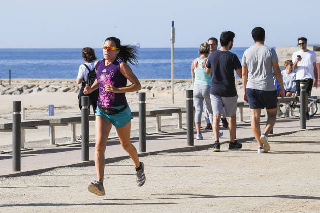 NEWS : Covid 19 Coronavirus en Espagne - Barcelone - 02 05 2020 Des sportifs et des seniors descendent dans la rue pour la premiere fois apres 48 jours de confinement NEWS : Covid 19 Coronavirus en Espagne - Barcelone - 02 05 2020 PacoLargo Panoramic