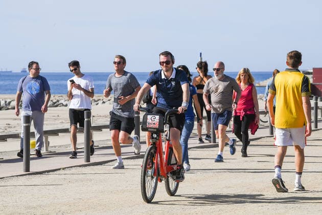 NEWS : Covid 19 Coronavirus en Espagne - Barcelone - 02 05 2020 Des sportifs et des seniors descendent dans la rue pour la premiere fois apres 48 jours de confinement NEWS : Covid 19 Coronavirus en Espagne - Barcelone - 02 05 2020 PacoLargo Panoramic