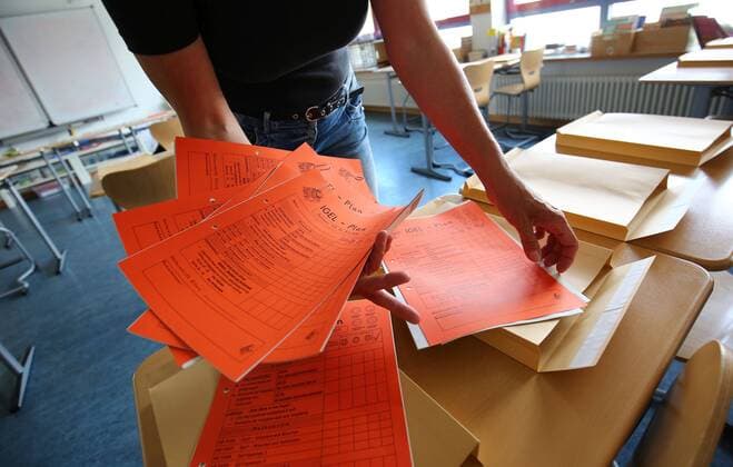 04.05.2020, xcex, GER, Darmstadt, Hessen, Corona, Schliessung, Krise, Symbolbild, Symbofoto Coronavirus, Corona-Epedemie, wegen des Coronavirus sind die Schulen geschlossen, Vorbereitung auf Wiedereroeffnung, Schulalltag Corona-Schliessung Lehrerin packt Lernpakete fuer die Schuelerinnen und Schueler, Homeschooling, Materialversorgung