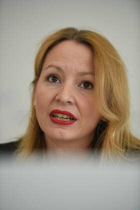 Saarlands Bildungsministerin Christine Streichert-Clivot (SPD) informiert in der Saarbrücker Staatskanzlei am Dienstag (5.5.2020) die Landespressekonferenz über den Neustart der Schulen in der Corona-Krise.