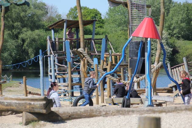 News - Aktuelles Zeitgeschehen: Erste Lockerungen, Spielplatz wieder freigegeben Niedersachsen. Spielplätze endlich wieder geöffnet! Kinderwagen, Laufräder und spiele auf dem Wasser. Gerne nutzen Eltern, die Zeit und das sommerliche Wetter bei 15 Grad um mit den Kindern nach wochenlanger Spielplatzsperre das warten auf den Schulstart zu verkürzen. Vater mach Bild von Kind auf Spielplatz. Wetter, Spielplatz, Spielplatz geöffnet, Corona Lockerung, Salzgitter, Salzgitter See, Braunschweig, Hannover, Goslar, Harz, Niedersachsen, Deutschland, Wettervorhersage, Sommer, Temperaturen, Meteorologe, Sonne, Schulastart, Corona, Coronaferien, Covid19 Salzgitter Niedersachsen Deutschland Copyright: xMartinxDziadekx