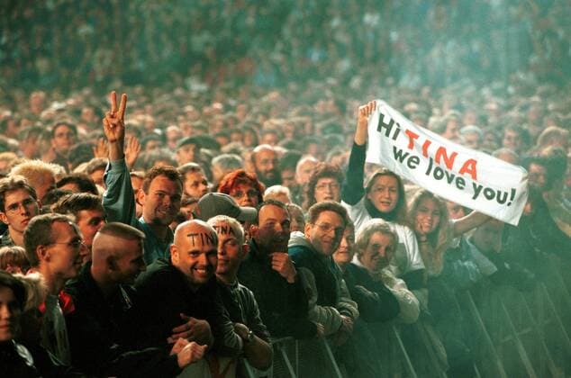 1 Konzert: Publikum von Tina Turner im Berliner Olympiastadion , Fans, Zuschauer, Open Air, Leute, Schild, Plakat mit Schrift: Hi Tina, we love you , Abschiedstournee: Twenty Four Seven , Berlin Deutschland, Germany Copyright: xBRIGANI-ART Heinrichx BriganiArt_00027420_00027420