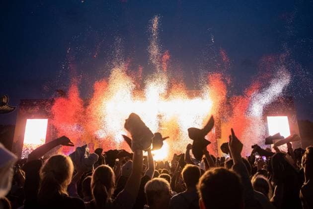 Tag der Musik am 21. Juni 19 Buehne und Festivalbesucher am Abend beim Lollapalooza Festival 2019 im Olympiastadion und Olympiapark am 08.09.19 Indierock, Indie, Rock, Punkrock, Raprock, Deutschrock, Publikum, Fans, Zuschauer, Party, Spass, Stimmung, Tanzen, Konfetti, Pyrotechnik, Feuerwerk, Lightshow, jubeln, feiern, Haende,m Berlin Olympiastadion und Olympiapark Berlin Deutschland, Germany Copyright: xPOP-EYEx xAnnexStubenrauchx 10118580_Lolla2019_Kraftklub_2082