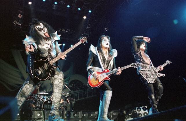 28 Konzert 99: Kiss, Gene Simmons (b), Ace Frehley (g), Paul Stanley (voc, g,), Bassist, Gitarrist, Sänger, Rocklegenden, Glam Rock, Bombast Rock, Kostüme, Maske, maskiert, geschminkt, Schminke, Nieten, Metal, Panzer, Kostüm, Bass, Gitarre, Copyright: xPOP-EYE Hahnx 00018267_00018267