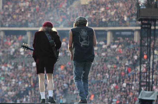 77 Konzert: AC DC, Gitarrist Angus Young & Saenger Brian Johnson, im Berliner Olympiastadion, Stadion, Olympia, Saenger, Hard Rock, Heavy Metal, Bluesrock, Rock and Roll, Rock, Musiker, Musik, Berlin Germany, Deutschland Copyright: xPOP-EYE Gabschx 00222916_00222916