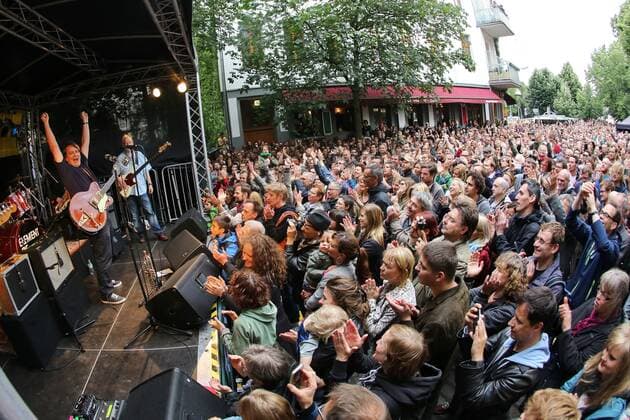 19 Konzert: Fete de la Musique, Element of Crime mit Saenger Sven Regener vor dem Kuchenkaiser am Berliner Oranienplatz am 21.06.2014, Pop, Rock, Poprock, Indie, Freilicht, Open Air, OpenAir, Menschenmenge, Menschenmasse, Weitwinkel, Fischauge, Fisheye, Musik Berlin Deutschland, Germany Copyright: xPOP-EYE Kriemannx 00333786_00333786