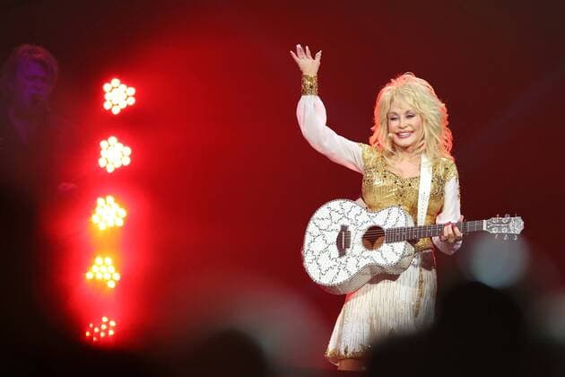 19 Konzert: Dolly Parton, Musiker US-amerikanische Country-Saengerin Dolly Rebecca Parton live in der Berliner O2 World am 06.07.2014, Country, Pop, Bluegrass, Gospel, Songschreiberin, Schauspielerin, O2World, Musik Berlin Deutschland, Germany Copyright: xPOP-EYE Kriemannx 00335195_00335195