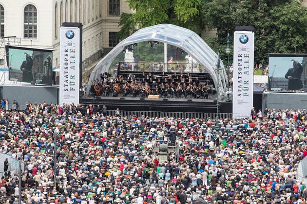 19 Konzert: Staatsoper fuer alle, Publikum vor dem Berliner Bebelplatz am 21.06.2015, Klassik, Classic, Inoffizielle Eroeffnung der Fete de la musique, Zuschauer, Menschenmenge, Menschenmasse, Menschenansammlung, Uebersicht, Uebersicht, Musik Berlin Deutschland, Germany Copyright: xPOP-EYEx xBenxKriemannx 10019586_StaatsoperFuerAlle_0006