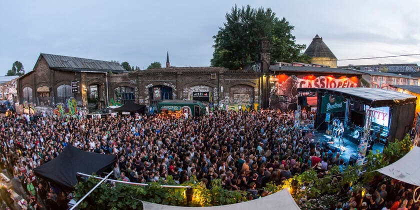 19 Feature: Uebersicht RAW Gelaende vom Glashaus aus beim Auftritt der Folkpop-Saengerin Dota (Dota Kehr) bei der Fete de la musique in Berlin am 21. Juni 2016. Dota und die Stadtpiraten, Kleingeldprinzessin, Weitwinkel, Fischauge, Fisheye, RAW, RAW-Gelaende, Indie, Folk, Pop, Songwriterin, Abend, Nacht, Beleuchtung, Publikum, Menschen, Menschenmassen, Buehne, Blaue Stunde Berlin Deutschland, Germany Copyright: xPOP-EYEx xBenxKriemannx 10050676_FeteDeLaMusique_4265_2