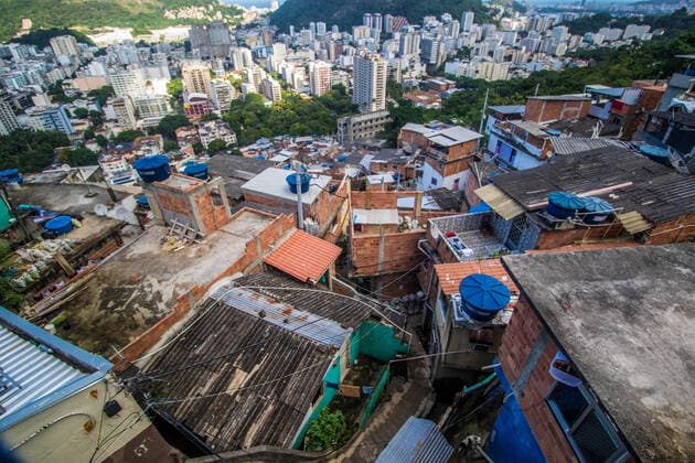 May 20, 2020: RIO DE JANEIRO, BRAZIL, May 20, 2020. HYGIENIZATION OF THE FAVELAS To try to make up for the total abandonment of the government, fight the contamination of the new coronairus, reduce the large amount of deaths, favela residents gather to clean the Santa Marta favela , Botafogo, south zone this Wednesday, - ZUMAl255 20200520_zip_l255_029 Copyright: xEllanxLustosax