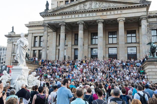 19 Fete de la Musique, Singalong und Flashmob, Hunderte Teilnehmer singen die Ode an die Freude live vor dem Konzerthaus auf dem Berliner Gendarmenmarkt am 21.06.19, Klassik, Europa-Flashmob, EU, Europahymne, Menschenmenge, Schiller, Schauspielhaus, Sommersonnenwende, Abend, Sonnenuntergang, laengster Tag, kuerzeste Nacht, Musik Berlin Deutschland, Germany Copyright: xPOP-EYEx xBenxKriemannx 10114238_FeteDeLaMusique_1765