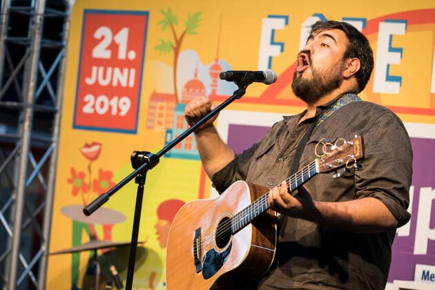 19 Fete de la Musique, Georg auf Lieder spielt ein Konzert im Berliner Hauptbahnhof am 21.06.19, Pop, Poprock, Deutschpop, Deutschrock, Liedermacher, Bahnhof, Berlin Hbf, Deutsche Bahn, DB, Sommersonnenwende, Abend, Musik Berlin Deutschland, Germany Copyright: xPOP-EYEx xBenxKriemannx 10114375_GeorgAufLieder_1320