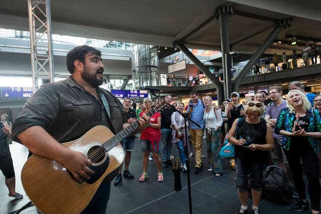 19 Fete de la Musique, Georg auf Lieder spielt ein Konzert im Berliner Hauptbahnhof am 21.06.19, Pop, Poprock, Deutschpop, Deutschrock, Liedermacher, Bahnhof, Berlin Hbf, Deutsche Bahn, DB, Sommersonnenwende, Abend, Musik Berlin Deutschland, Germany Copyright: xPOP-EYEx xBenxKriemannx 10114386_GeorgAufLieder_1704