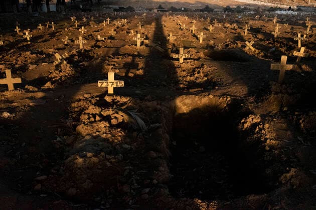 May 30, 2020, Rio De Janeiro, Rio de Janeiro, Brazil: May 30 - There are no more spaces for tombs in the cashew cemetery, in the north of the city. With a record increase in 24 hours, RJ passes 52 thousand cases of Covid-19; deaths are 5,200 There were 4,467 cases and 198 deaths confirmed since Friday; lethality rate is 10.07%..., .., ...., ..,.. May 30, 2020. Rio De Janeiro Brazil - ZUMAt142 20200530_zap_t142_009 Copyright: xFabioxTeixeirax