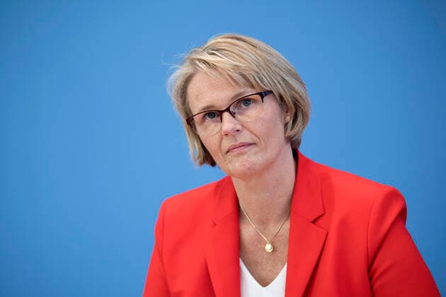 Anja Karliczek, Bildungsbericht 2020 DEU, Deutschland, Germany, Berlin, 23.06.2020 Anja Karliczek, Bundesbildungsministerin, Bundesministerin fuer Bildung und Forschung, CDU, nach der Bundespressekonferenz zum Thema Nationaler Bildungsbericht Bildung in Deutschland 2020 in Berlin. Anja Karliczek, Federal Minister of Education CDU, durig a press call at the Bundespressekonferenz concerning the presentation of the national education report Education in Germany 2020 in Berlin, Germany