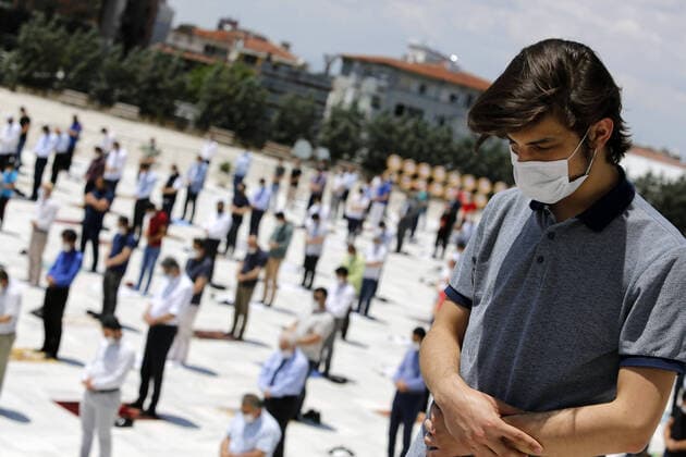 News Themen der Woche KW26 News Bilder des Tages (200626) -- ANKARA, June 26, 2020 -- People wearing face masks perform Friday prayers in Ankara, Turkey, on June 26, 2020. Turkey confirmed 1,396 new coronavirus cases and 19 fatalities in the past 24 hours, taking the total infection cases to 194,511 and the overall death toll to 5,065, Turkish Health Minister Fahrettin Koca tweeted on Friday. (Photo by Xinhua) TURKEY-ANKARA-COVID-19-CASES MustafaxKaya
