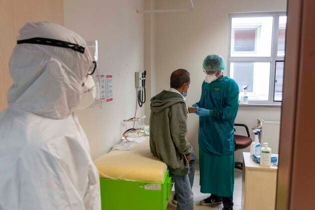 Coronavirus in Ankara, Turkey. A man suspect with COVID-19 is seen waiting coronavirus test at Hospital in Ankara, Turkey, on June 26, 2020. Total number 193,115 of reported cases of COVID-19 in Turkey, with deaths 5,046, date of report on Friday, June 26, 2020. (Photo by Tunahan Turhan INA Photo Agency imago images)