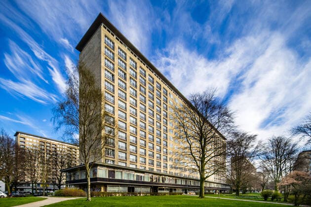Hamburg Hamburg, Hamburger, Europa, europe, Norddeutschland, norddeutsch, Hansestadt, germany, Deutschland, Aussenaufnahme, draussen, tagsueber, Stadt, city, norddeutsche, Eimsbuettel, Eimsbuettler, Grindel, Grindelberg, 50er Jahre, Grindelhochhaeuser, Hochhaussiedlung, Siedlung, Viertel, Nachkriegsarchitektur, Grindel Hochhaus in Hamburg, Grindelhochhaeuser, Wohnhaus, Wohnhaeuser, Hochhaus, Hochhaeuser, Hochhaussiedlung, Grindelhochhaus, Gebaeude, aussen, Aussenaufnahme, builing, apartment house, exterior, Siedlung, wohnen, Wohnungen, 50er Jahre, fuenfziger, Harvestehude, Harvestehuder, Eimbsbuettel, Hochhausscheibe, Hochhausscheiben, Wohnmaschine, Wohnmaschinen, Architekten: Bernard Hermkes, Rudolf Jaeger, Albrecht Sander, Ferdinand Streb