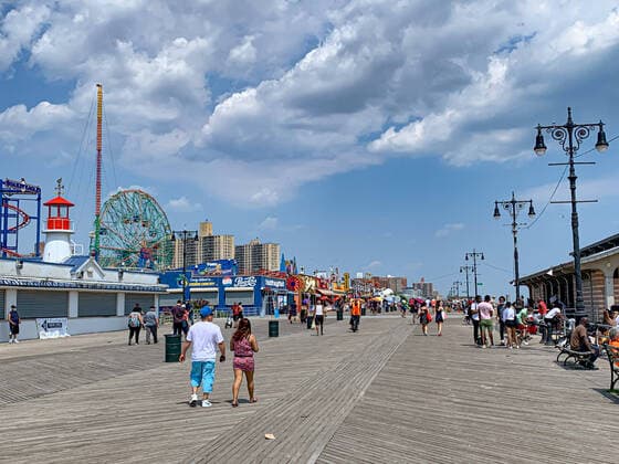 July 2, 2020, New York, New York, USA: NEW) Reopening of beaches in New York City. July 2,2020, Coney Island, Brooklyn, New York,USA: Movement of people at Coney Island in Brooklyn . The beaches in New York were reopened yesterday (01) after lockdown because of the Covid-19 pandemic that struck the city. However, most of the people are not using masks. ..Credit: Thenews2. New York USA - ZUMAn293 20200702_znp_n293_027 Copyright: xNiyixFotex