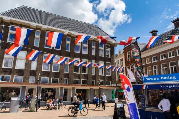 Groningen, The Netherlands July 10, 2020 - Illustration of Groningen, a student city with almost one in four inhabitants is enrolled in a university and half of the inhabitants are under 35, making it the youngest city in the Netherlands - Dutch flags wave at Vismarkt square ILLUSTRATION, GENERIQUE, GRONINGEN, PAYS BAS, BENELUX, VOYAGE, TOURISME, BATAVES, NEERLANDAIS, CULTURE NEERLANDAISE, EUROPE DU NORD, VISITER, AMBIANCE, VISITE, CARTE POSTALE, VOYAGER, DRAPEAU NEERLANDAIS, ATMOSPHERE, VELO, HARENG Copyright: xVincentxIsorex