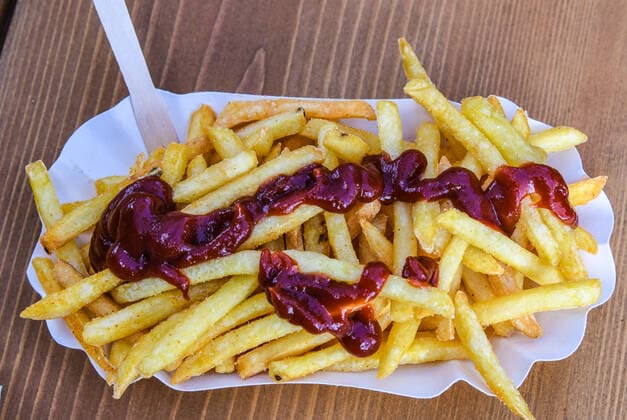 Pommes , Ketchup, Pappteller, Kuechenklassiker, Fastfood, Imbissstand am Schluchsee im Schwarzwald.