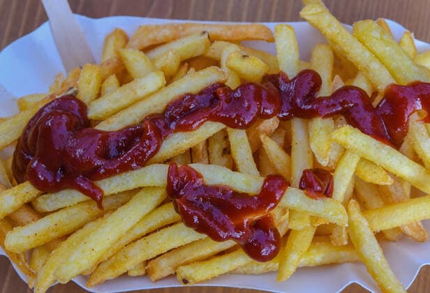 Pommes , Ketchup, Pappteller, Kuechenklassiker, Fastfood, Imbissstand am Schluchsee im Schwarzwald.