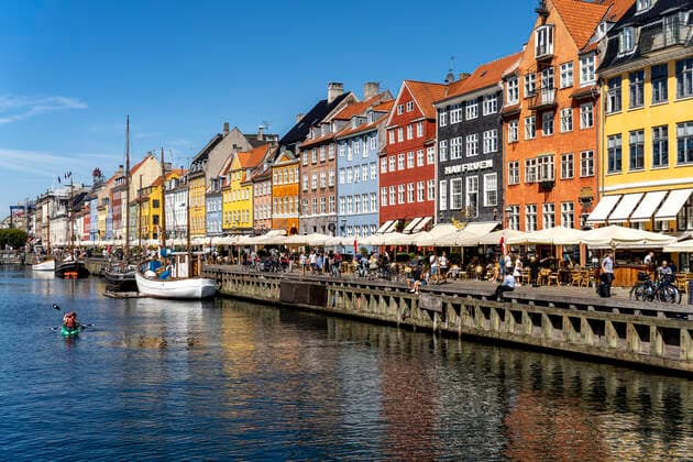 Nyhaven Bunte Häuser, Restaurants und historische Schiffe am Kanal und Hafen Nyhavn, Kopenhagen, Dänemark, Europa Colourful facades, Restaurants and old ships along the Nyhavn Canal and harbour, Copenhagen, Denmark, Europe
