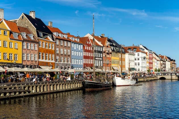 Nyhaven Bunte Häuser, Restaurants und historische Schiffe am Kanal und Hafen Nyhavn, Kopenhagen, Dänemark, Europa Colourful facades, Restaurants and old ships along the Nyhavn Canal and harbour, Copenhagen, Denmark, Europe