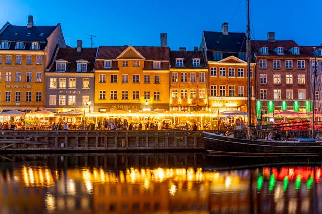Nyhaven Bunte Häuser, Restaurants und historische Schiffe am Kanal und Hafen Nyhavn in der Abenddämmerung, Kopenhagen, Dänemark, Europa Colourful facades, Restaurants and old ships along the Nyhavn Canal and harbour at dusk, Copenhagen, Denmark, Europe