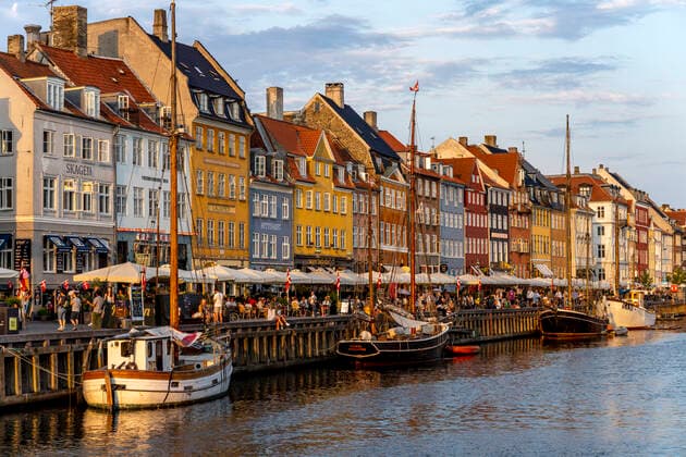 Nyhaven Bunte Häuser, Restaurants und historische Schiffe am Kanal und Hafen Nyhavn, Kopenhagen, Dänemark, Europa Colourful facades, Restaurants and old ships along the Nyhavn Canal and harbour, Copenhagen, Denmark, Europe