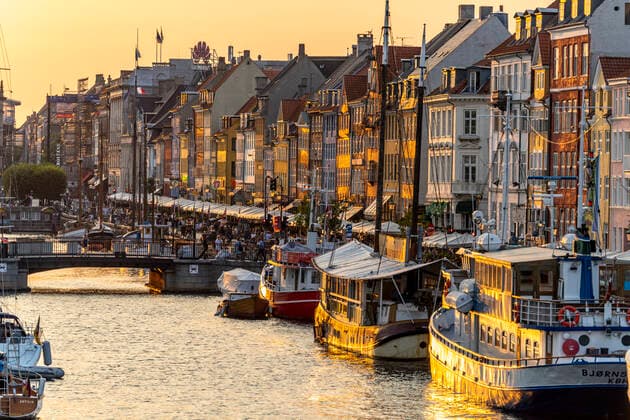 Nyhaven Bunte Häuser, Restaurants und historische Schiffe am Kanal und Hafen Nyhavn, Kopenhagen, Dänemark, Europa Colourful facades, Restaurants and old ships along the Nyhavn Canal and harbour, Copenhagen, Denmark, Europe
