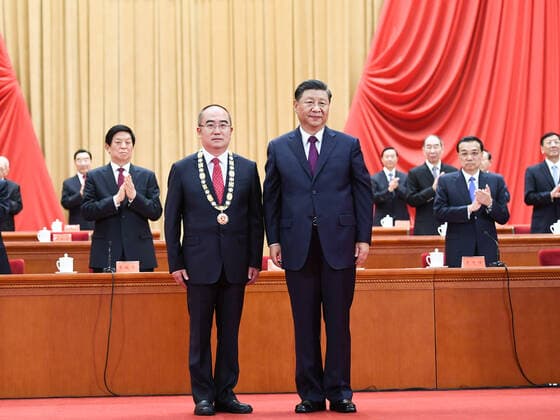 (200908) -- BEIJING, Sept. 8, 2020 -- Chinese President Xi Jinping, also general secretary of the Communist Party of China Central Committee and chairman of the Central Military Commission, presents a medal to Zhang Dingyu, recipient of the national honorary title, the People s Hero, during a meeting commending role models in the country s fight against the COVID-19 epidemic at the Great Hall of the People in Beijing, capital of China, Sept. 8, 2020. ) CHINA-BEIJING-COVID-19 FIGHT-ROLE MODELS-COMMENDATION MEETING (CN) XiexHuanchi