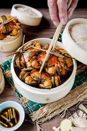 Chinese traditional cuisine in a steamer steamed Yangcheng Lake hairy crabs and seasoned vinegar ginger shreds in a dish. 779639772351561758