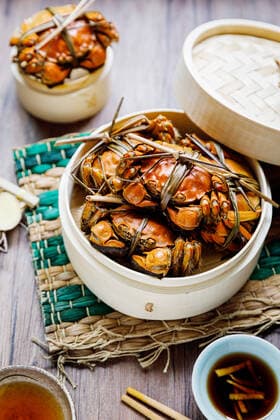 Chinese traditional cuisine in a steamer steamed Yangcheng Lake hairy crabs and seasoned vinegar ginger shreds in a dish. 779639780941496334