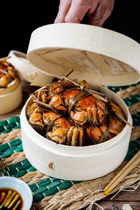 Chinese traditional cuisine in a steamer steamed Yangcheng Lake hairy crabs and seasoned vinegar ginger shreds in a dish. 779640030045929513
