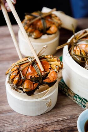 Chinese traditional cuisine in a steamer steamed Yangcheng Lake hairy crabs and seasoned vinegar ginger shreds in a dish. 779640030049599596